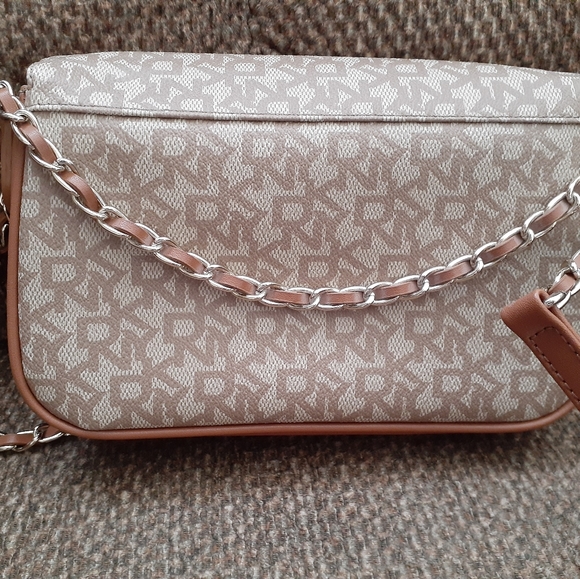 🔥 PRICE DROP DKNY Logo Flap Crossbody NEW - Picture 6 of 7